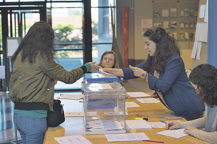 Una ciudadana vota en las elecciones de mayo de 2019, en el Campus.