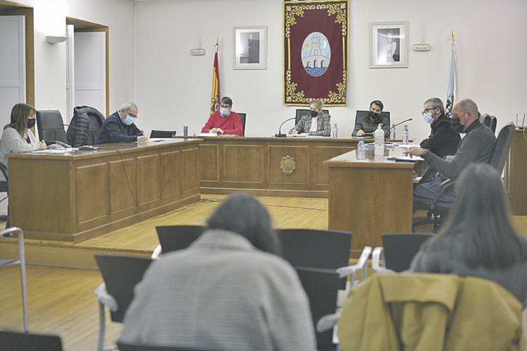 Pleno de Ribadavia, municipio ourensano en el que César Fernández (PP) logró la mayoría absoluta el 28M.