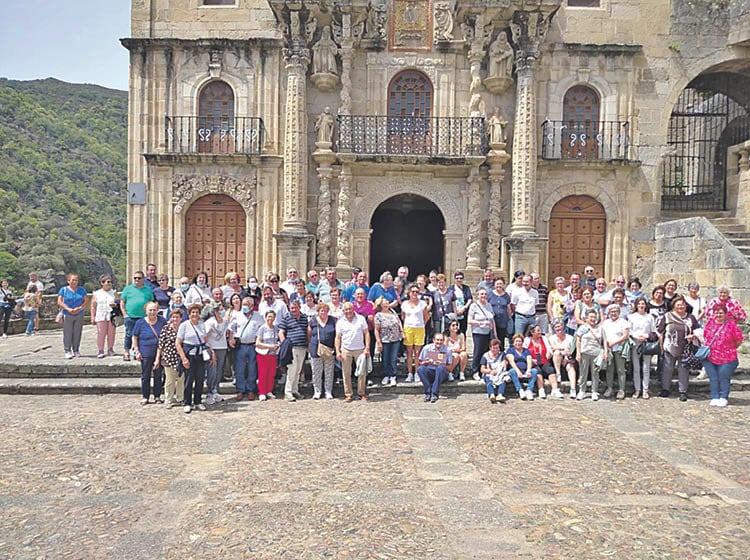 Grupo de visitantes procedentes de Moraña y Tomiño, en el santuario bolés de As Ermidas.
