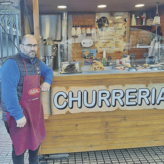 Yago González, en su churrería de la Rotonda do Afiador, en Ourense.
