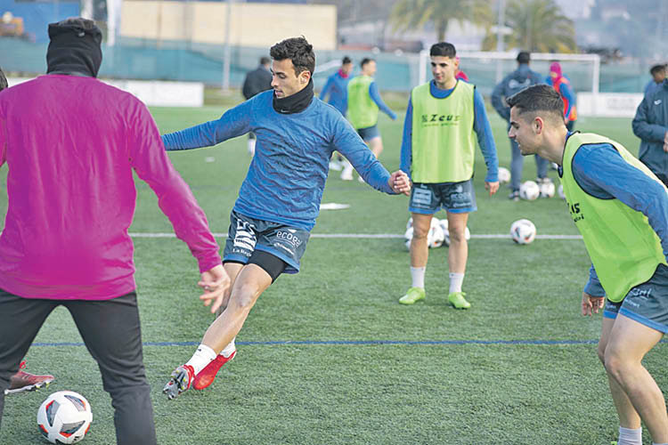 Sergio Chica, en su primer entrenamiento con el Ourense CF en Oira. X. FARIÑAS