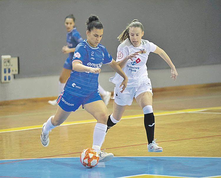 Candela Soria, jugadora del Ourense Envialia, en el partido copero ante el Poio en Os Remedios. XESÚS FARIÑAS