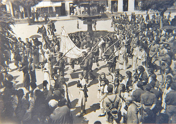Procesión da virxe da Encarnación, custodiada polos soldados da despiadada “Bandeira da Falange de Marruecos”.