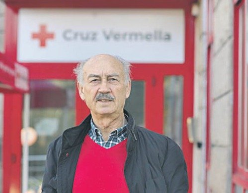 Felipe Ferreiro, diante da sede da Cruz Vermella de Ourense.  JOSÉ PAZ