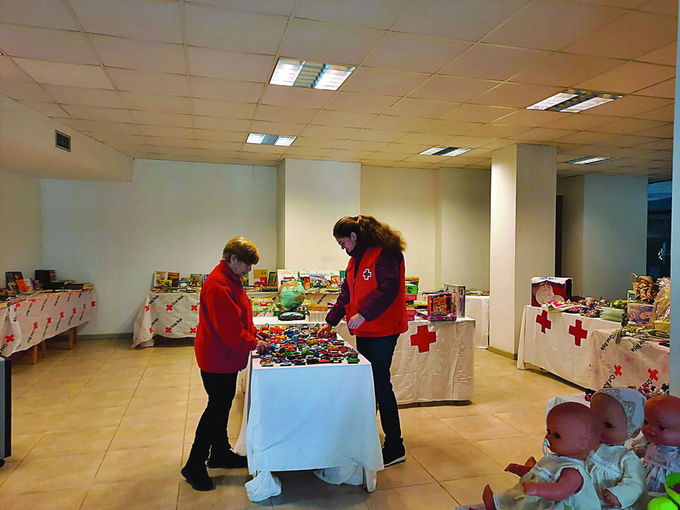 Dos voluntarias de Cruz Roja en el mercadillo solidario. (S. P.)