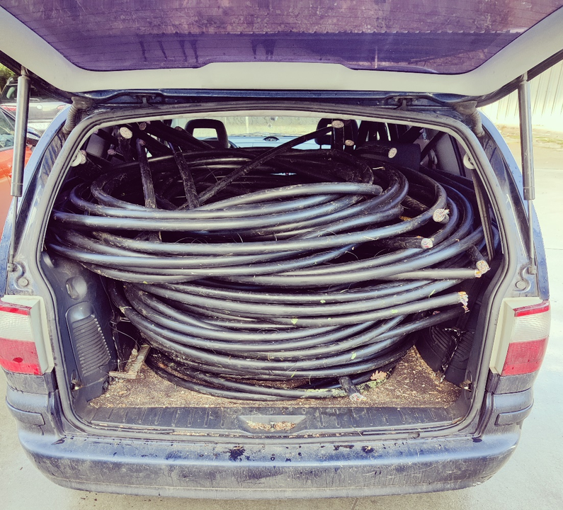 El cable sustraído en uno de los vehículos. Foto: Guardia Civil.