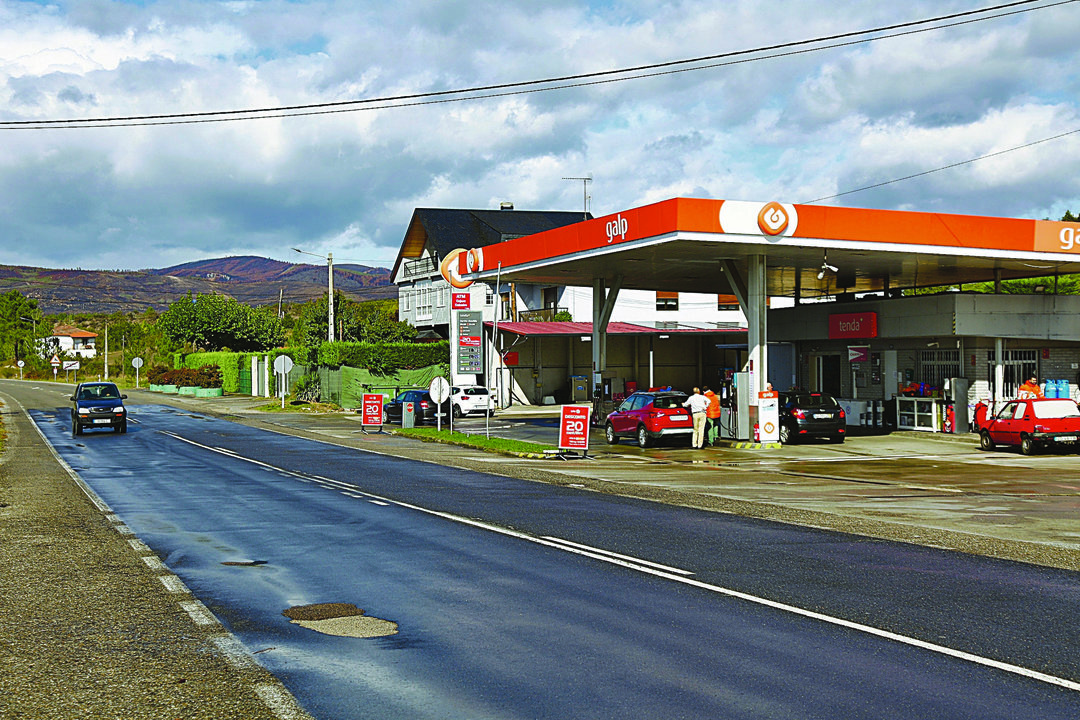 La gasolinera de Feces de Abaixo, en la frontera con Portugal. (MIGUEL ÁNGEL)