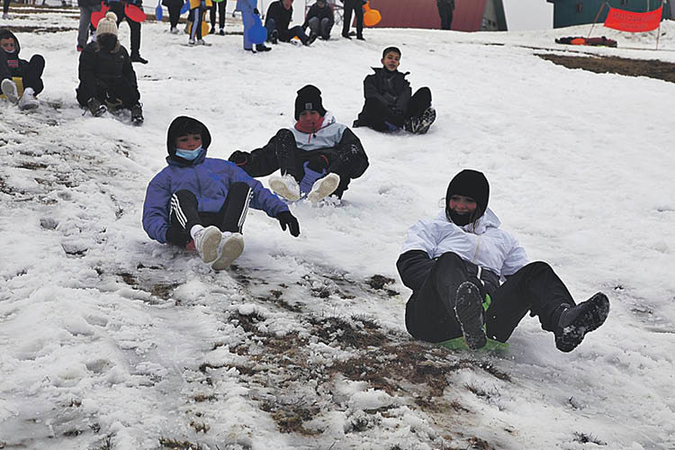 Grupo de niños disfrutando de la nieve en Manzaneda el pasado abril.