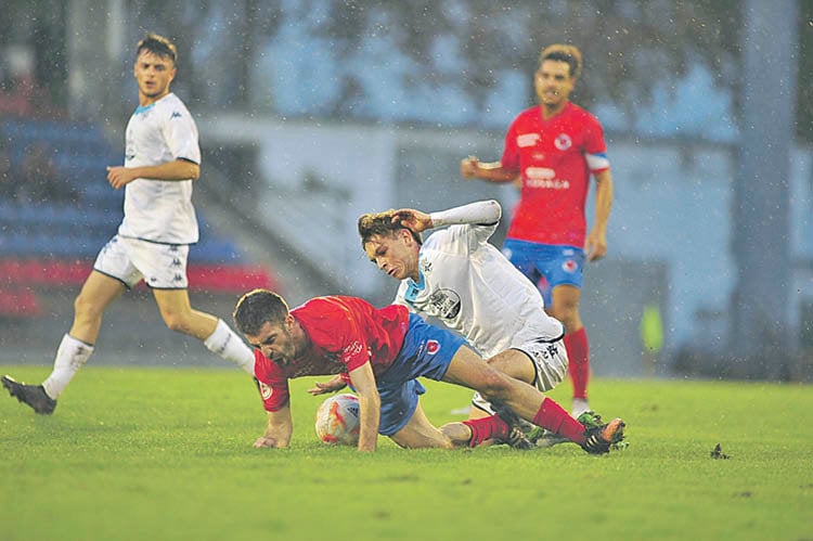 Champi, centrocampista de la UD Ourense, pelea por el balón con un contrario. JOSÉ PAZ