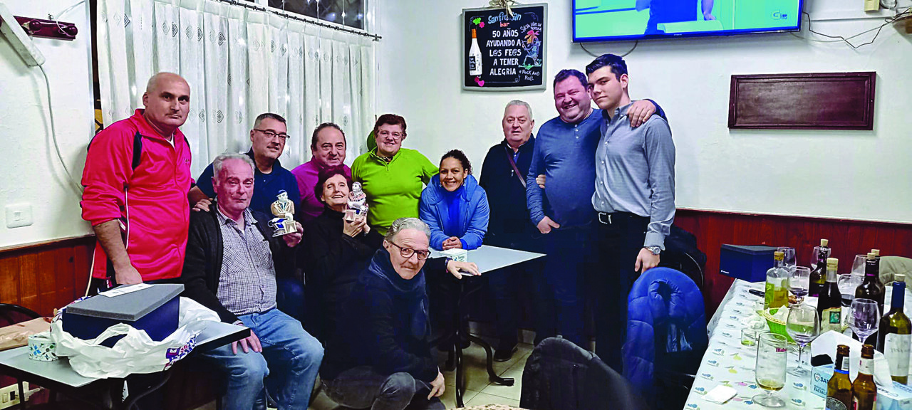 Imagen de los asistentes al homenaje a los propietarios del Bar Froilán.