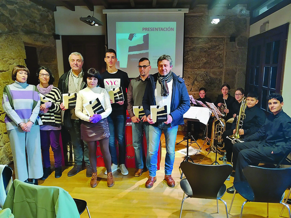 Mozos participantes na actividade con Xoán Carlos Domínguez e Antonio Puga, acompañados por algúns membros da Escola de Música Banda de Celanova.