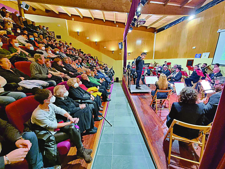 Un momento do concerto da Banda de Música de Cartelle no Auditorio Municipal.