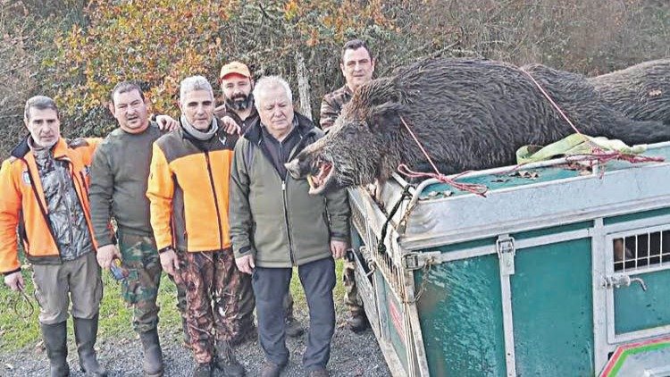 Los cazadores con el vakamulo de casi 139 kilos.