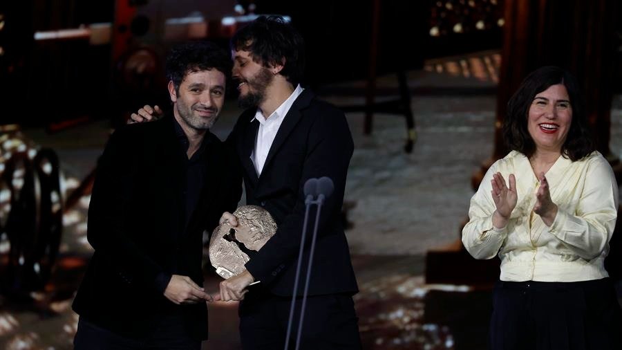 El director Rodrigo Sorogoyen (i) agradece el galardón al Largometraje por "As Bestas", durante la gala de entrega de los Premios Forqué (FOTO: JUAN CARLOS HIDALGO /EFE).