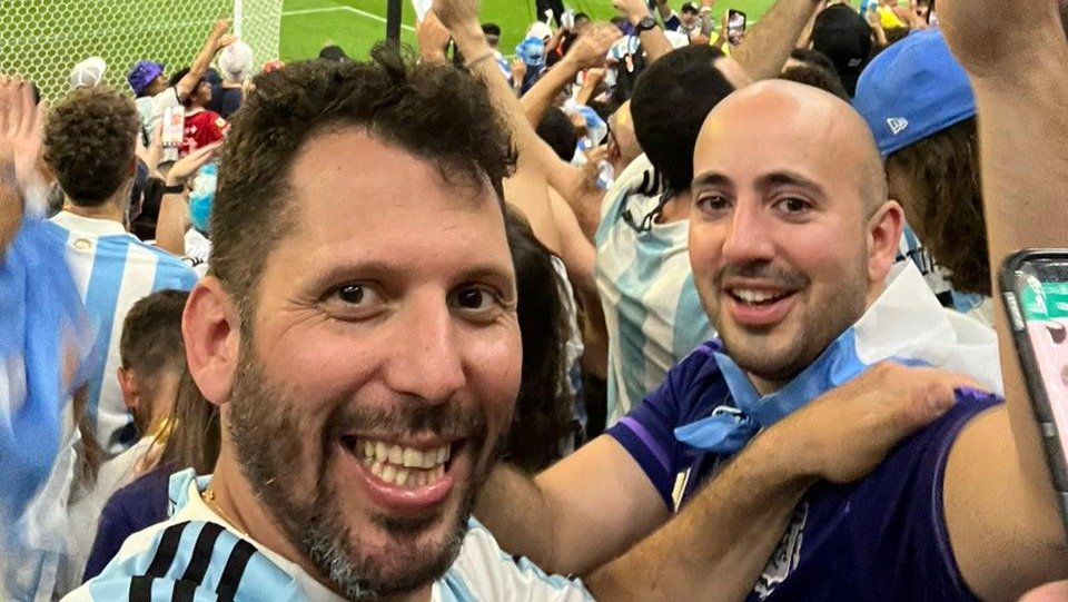 Álex Clinaz, antiguo colaborador de La Región en el equipo del Más Deporte, disfrutando de la victoria de Argentina