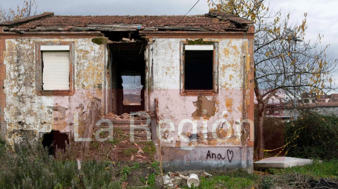 Casa abandonada en O Couto donde supuestamente se produjeron violaciones
Fotos Martiño Pinal