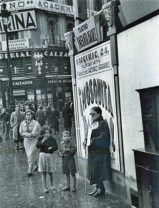 Unha muller vendendo os “cupóns dos cegos” no Madrid dos anos corenta.