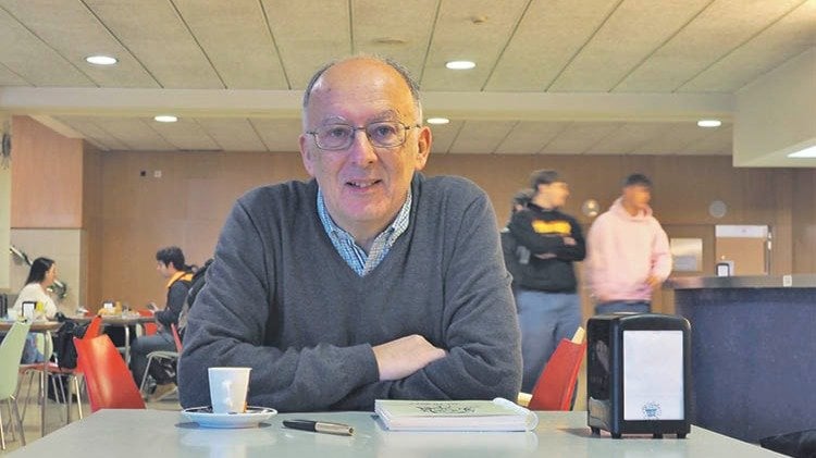 Fernando González Laxe en la cafetería de la Facultade de Economía e Empresa de la UDC (SUSO ARJOMIL).