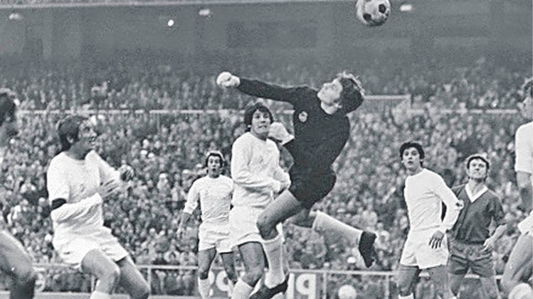 El ourensano Miguel Ángel, volando en pos de una pelota en un partido del Real Madrid.