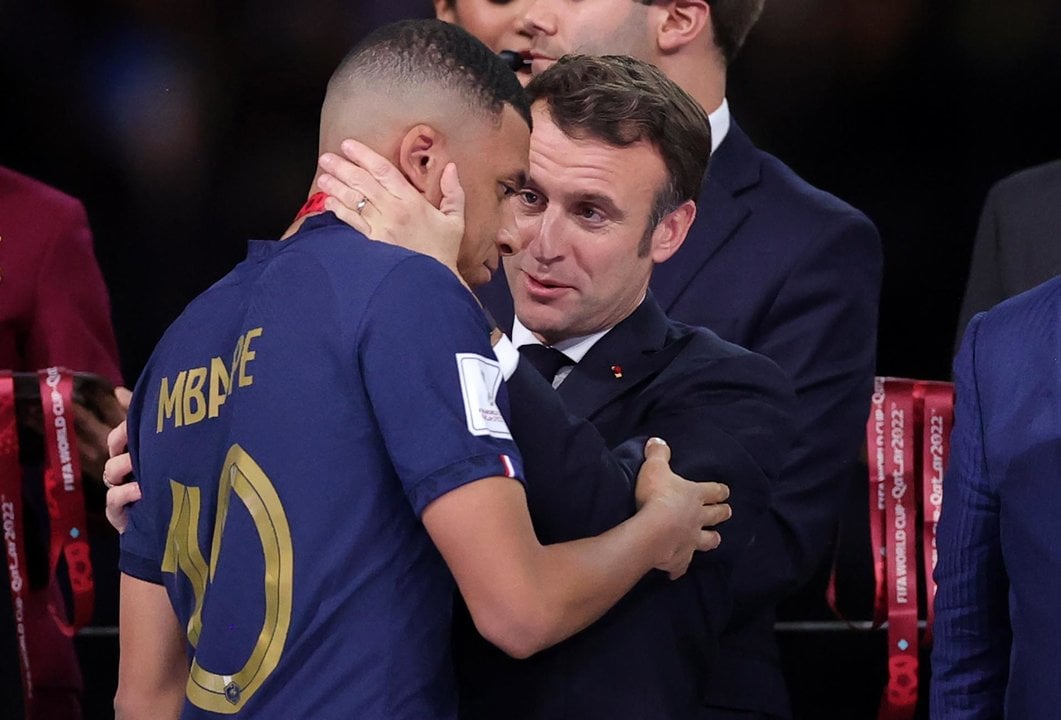 El abrazo entre Macron y Mbappé (EFE)