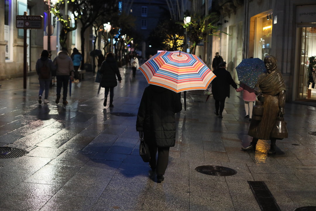 La calle del Paseo ayer, con lluvia durante toda la jornada. . José Paz