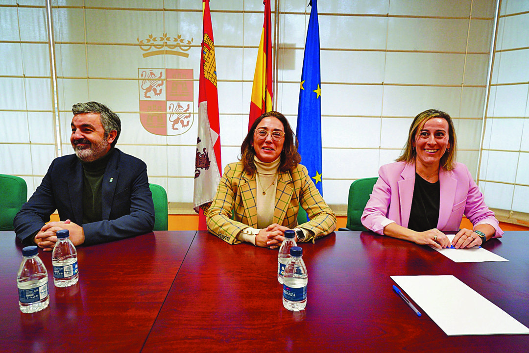 Alejandro Calvo Rodríguez, María González Corral y Ethel Vázquez, en la reunión de ayer.