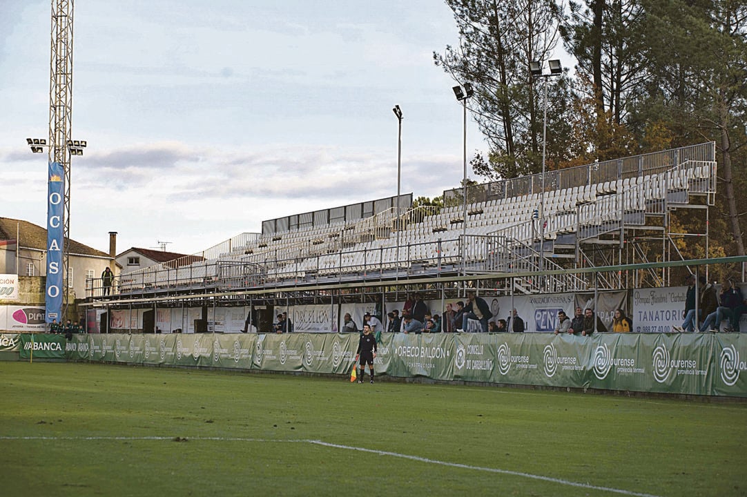La grada supletoria de Espiñedo, lista para acoger el partido entre el Arenteiro y el Atlético.