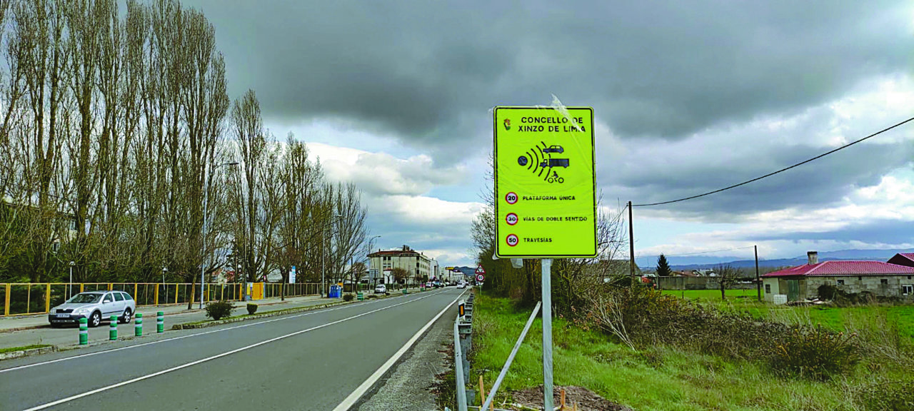 La carretera N-525 a su paso por la zona escolar de Xinzo de Limia.