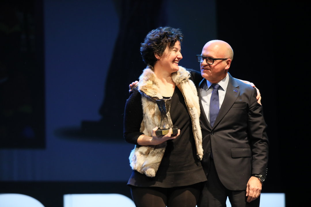 Beatriz Valcarce, sonriente al recibir el trofeo que le entregó Manuel Baltar, presidente de la Deputación.. (José Paz)