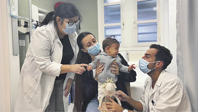 Vacunación antigripal de niños en un centro de salud de Ourense.