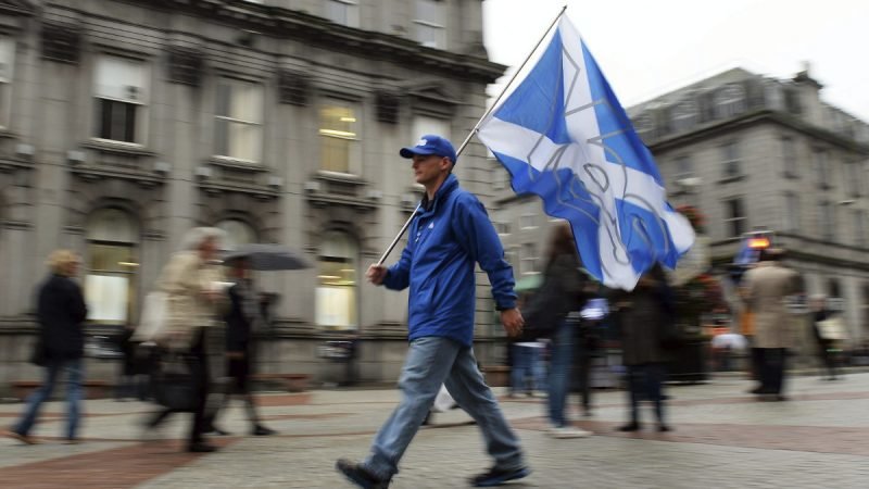 Un hombre a favor de la independencia, con la bandera de Escocia.