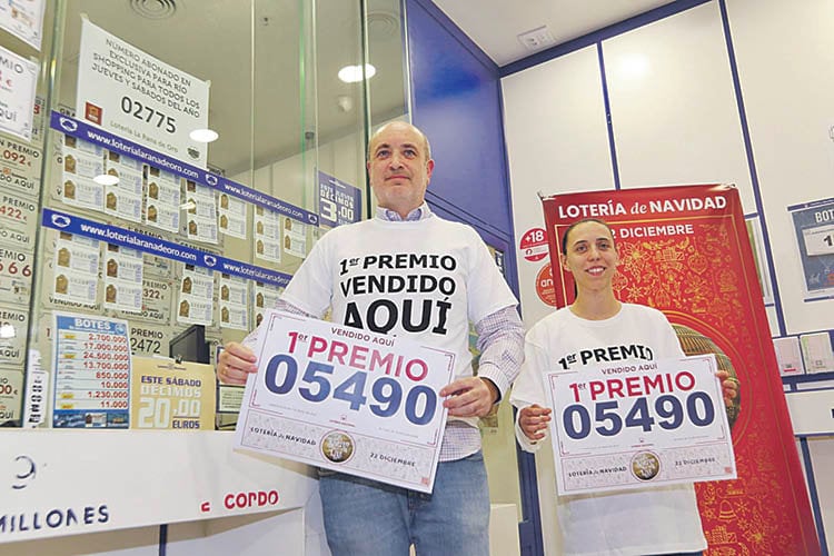Empleados de una administración de Valladolid celebran que vendieron parte del 5490. CLAUDIA ALBA