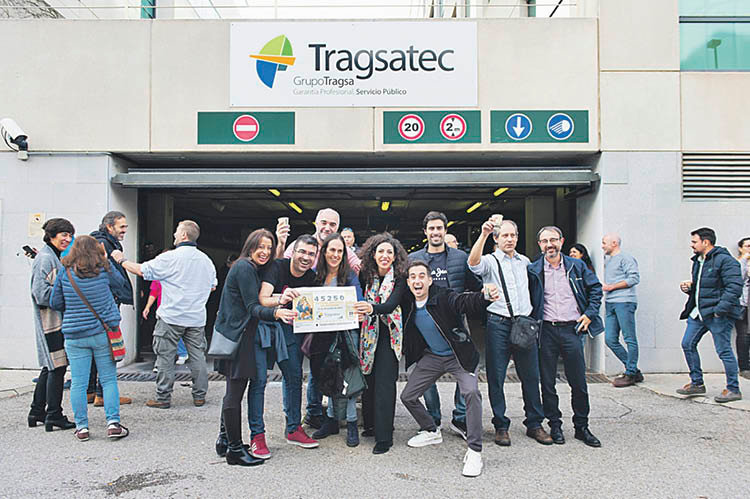 Empleados de la empresa Tragsatec celebran que son agraciados del tercer premio. GUSTAVO VALIENTE