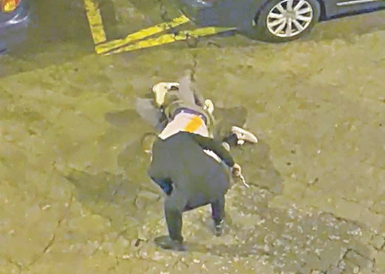 Imagen del vídeo en el que se ve a dos de los implicados en el suelo mientras un tercero sujeta el falso revólver.