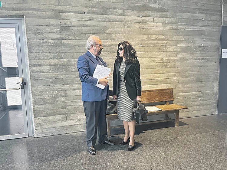 Carmen Carballo, ayer junto a su abogado, Eugenio Rubio Linares. M.S.
