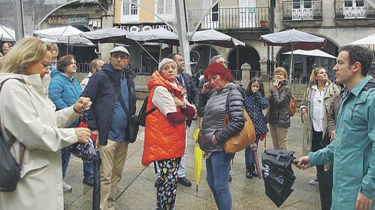 Un grupo de turistas en la Plaza Mayor, en el mes de noviembre. MIGUEL ÁNGEL