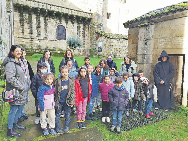 Los escolares del colegio Valle Inclán de Muíños, durante la visita a la capilla de San Miguel. L.F.