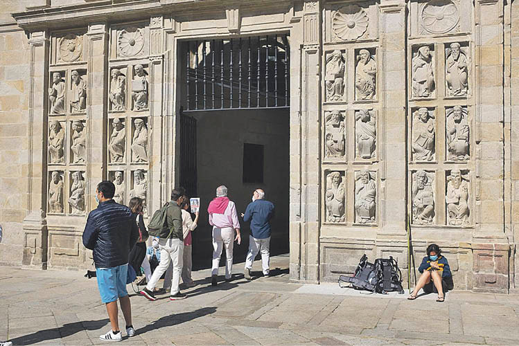 Un grupo de personas espera a atravesar la puerta Santa de la Catedral de Santiago. CÉSAR ARXINA