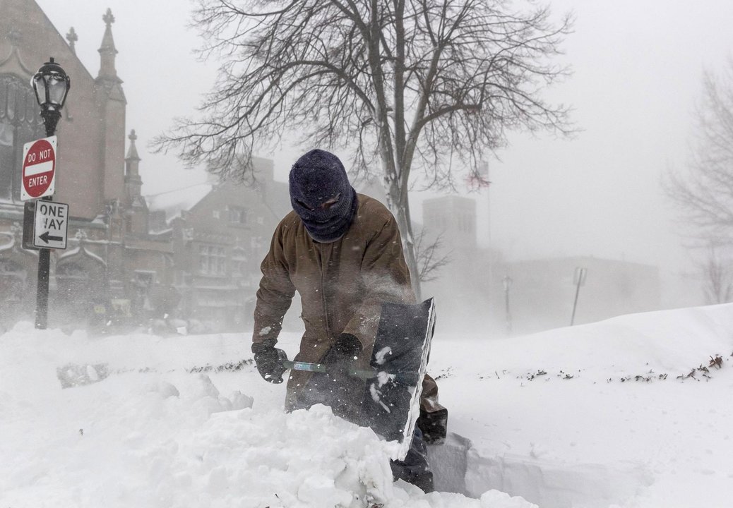 Un hombre retira nieve con una pala durante una tormenta invernal que afecta a gran parte de Estados Unidos, en Buffalo, Nueva York, EE.UU (EFE)