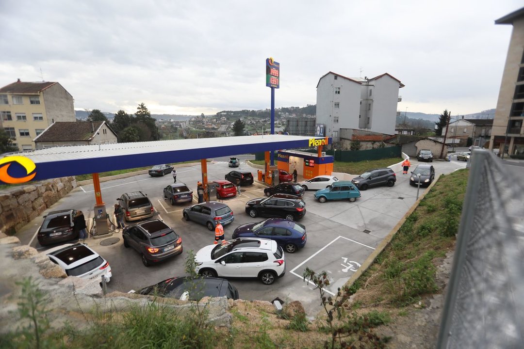 Ourense 28/12/2022.- Gasolineras low cost  a tope ante la retirada de la bonificación. José Paz