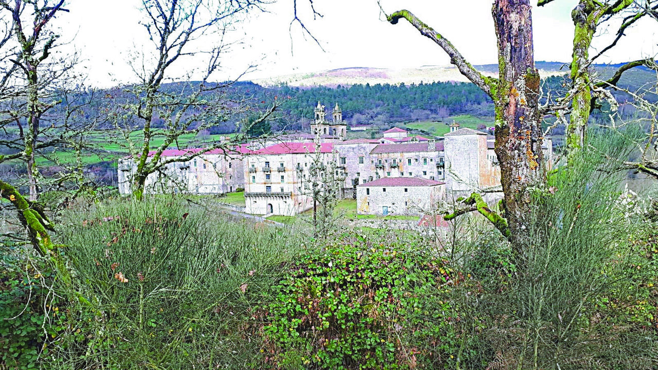 El mosteiro, visto desde la ruta.
