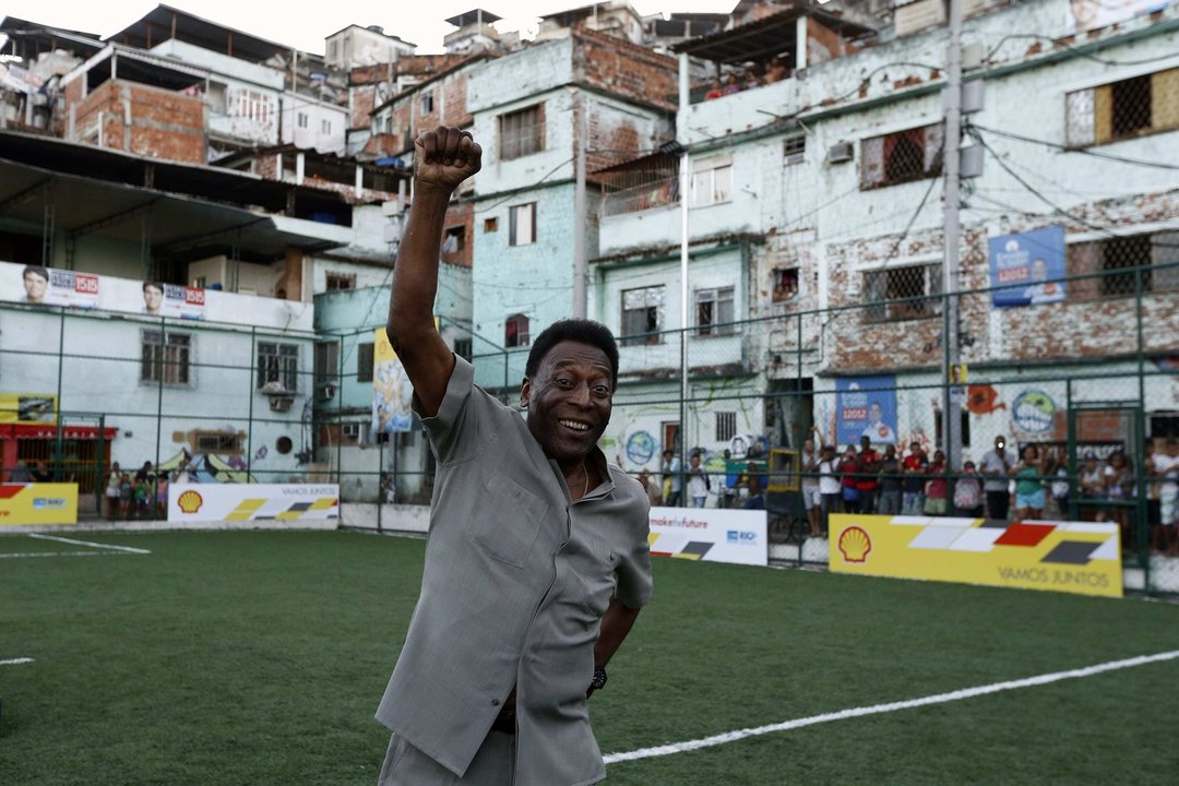 Pelé presentando un nuevo campo de fútbol en el barrio de Morro da Mineira en Rio de Janeiro, Brasil. Foto: EFE.