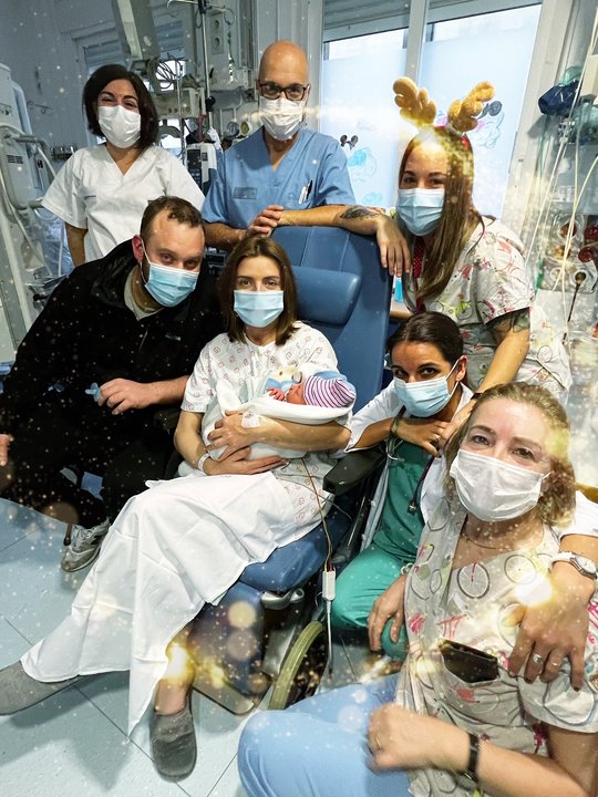 Foto de Neizan Fernández Estévez con sus padres Eva e Isidoro y el personal de la Unidad de Neonatología.