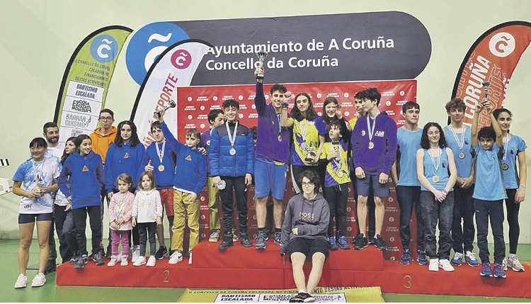 La representación del ourensano Club Asesou, a la izquierda, en el podio por equipos del Campeonato Gallego de escalada en bloque.