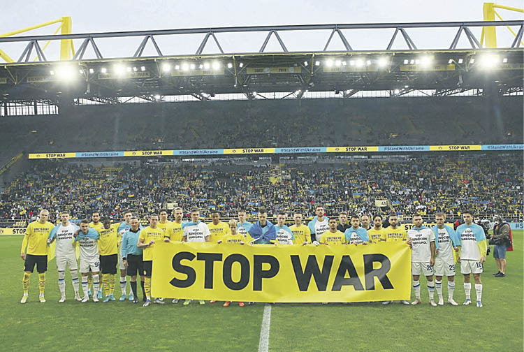 Selecciones de fútbol de Ucrania y Escocia piden el fin de la guerra durante un partido.
