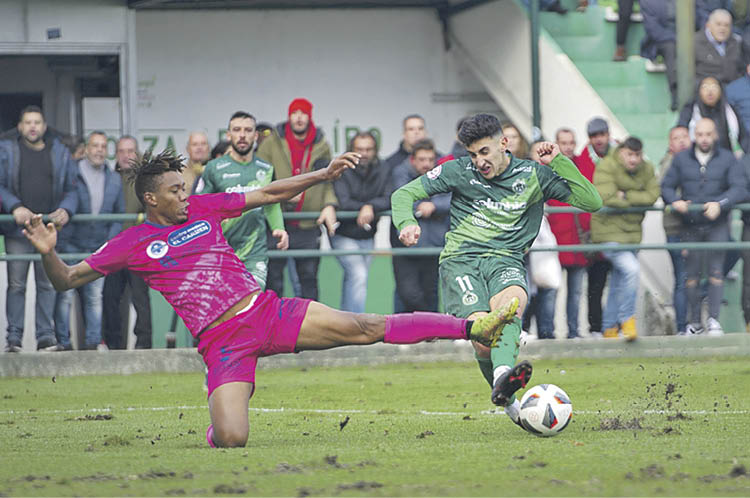 Pibe, del Arenteiro, golpea el balón ante Ebuka, del Ourense CF, durante el último derbi.