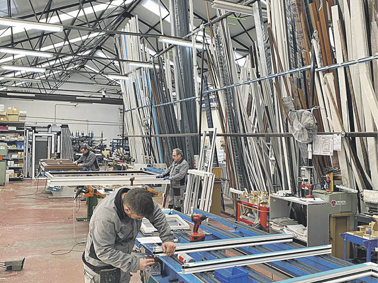 Taller de la carpintería metálica Aluminios Real da Pousa, en Trives.