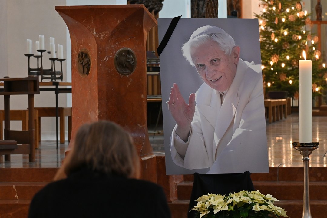Imagen de Benedicto XVi en una iglesia (EUROPA PRESS).