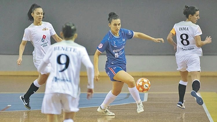 Candela Soria, goleadora del Ourense Envialia, controla el balón ante varias contrarias.