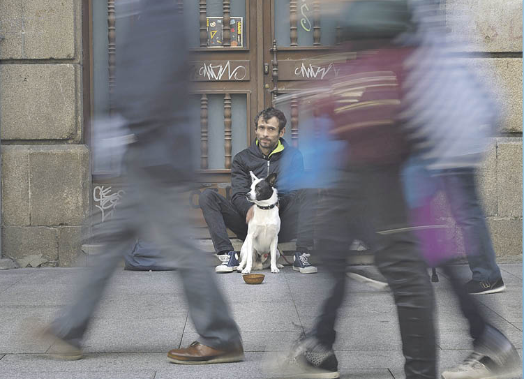 Plácido y su perro Gucci, en la calle Paseo, donde suele pedir por las mañanas.